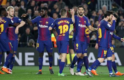 Barcelona golea y sigue en la cima de La Liga