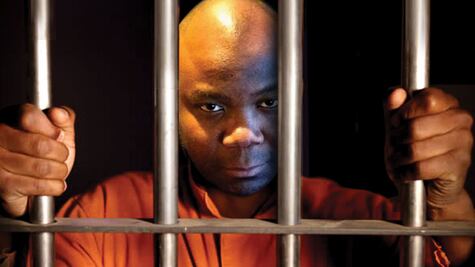 ¿Por qué condenaron al director de un diario a 5 mil años de cárcel?