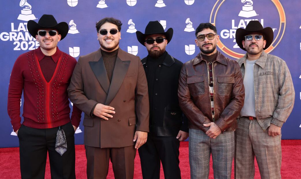 Grupo Frontera estuvo presente en la alfombra roja de los Latin Grammys 2025. Foto: Michael Tran / AFP