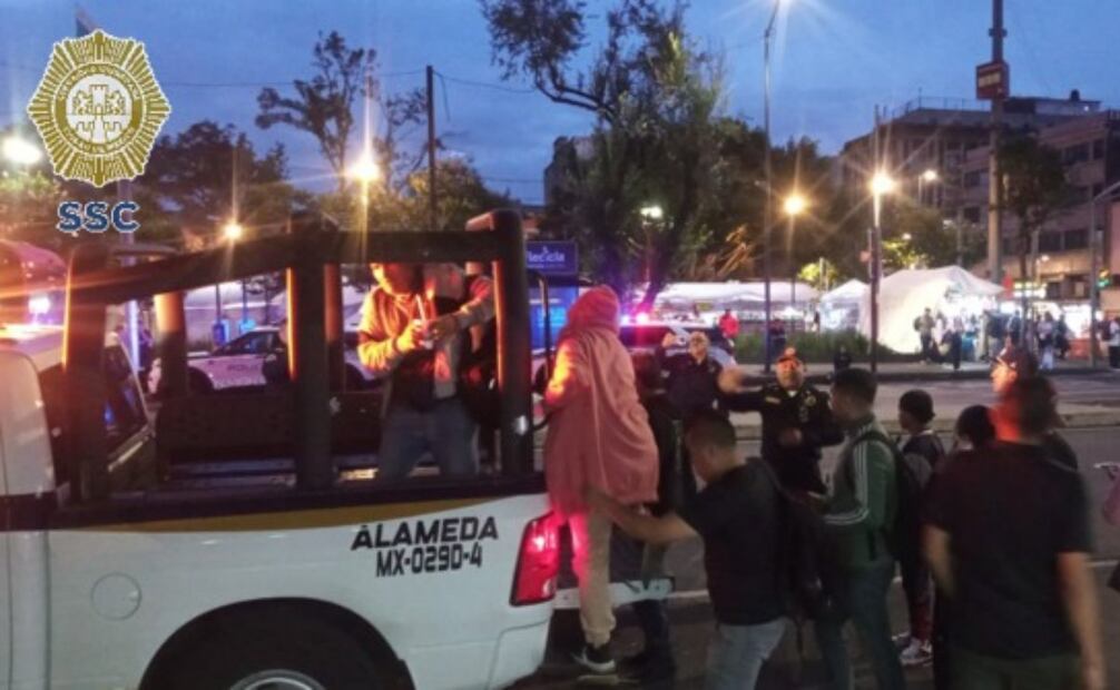 A bordo de camionetas de la corporación, los policías trasladan a usuarios del STC Metro. Foto: Especial.