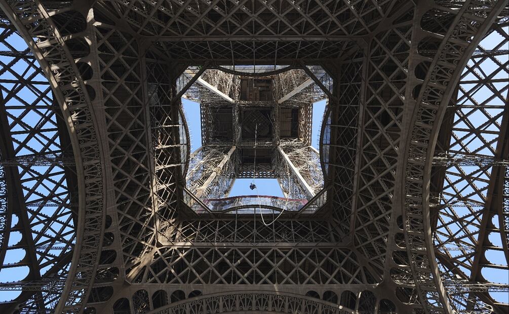 Con la fuerza únicamente de brazos y piernas, Anouk Garnier tardó poco más de 18 minutos en ascender al segundo piso de la Torre Eiffel. Foto: AP