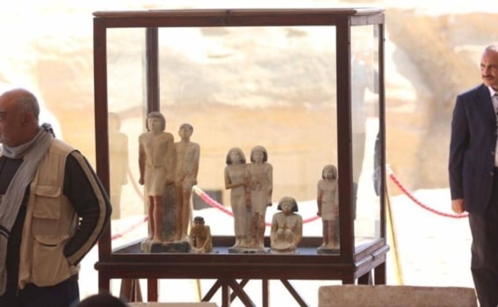 Encuentran momia recubierta de pan de oro en un pozo en Egipto