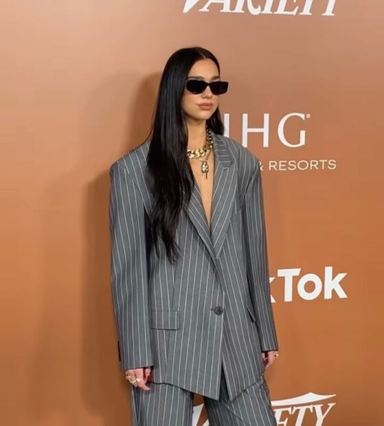 El traje oversize de Dua Lipa que va a inspirar tu look navideño