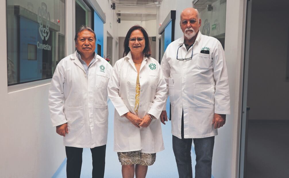 De izquierda a derecha, los doctores del Cinvestav José Tapia Ramírez, Martha Espinosa Cantellano y Jorge Fernández Hernández. Foto: Laboratorio de Bioseguridad Nivel 3