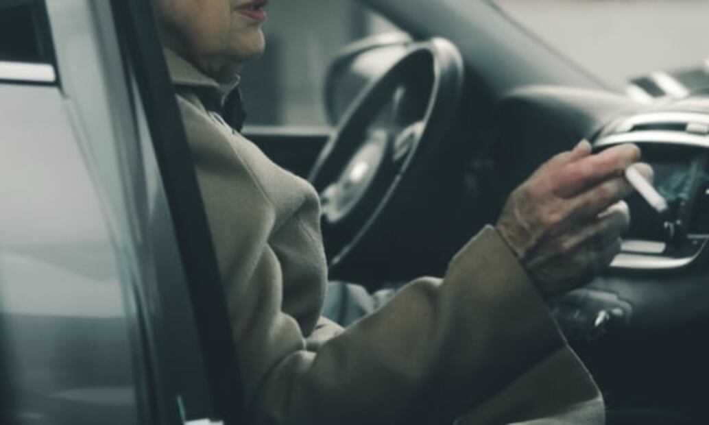 Cómo eliminar el olor a cigarro de tu auto