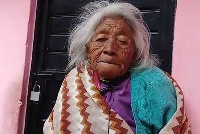 “Abuelita” da muestra de amor a damnificados