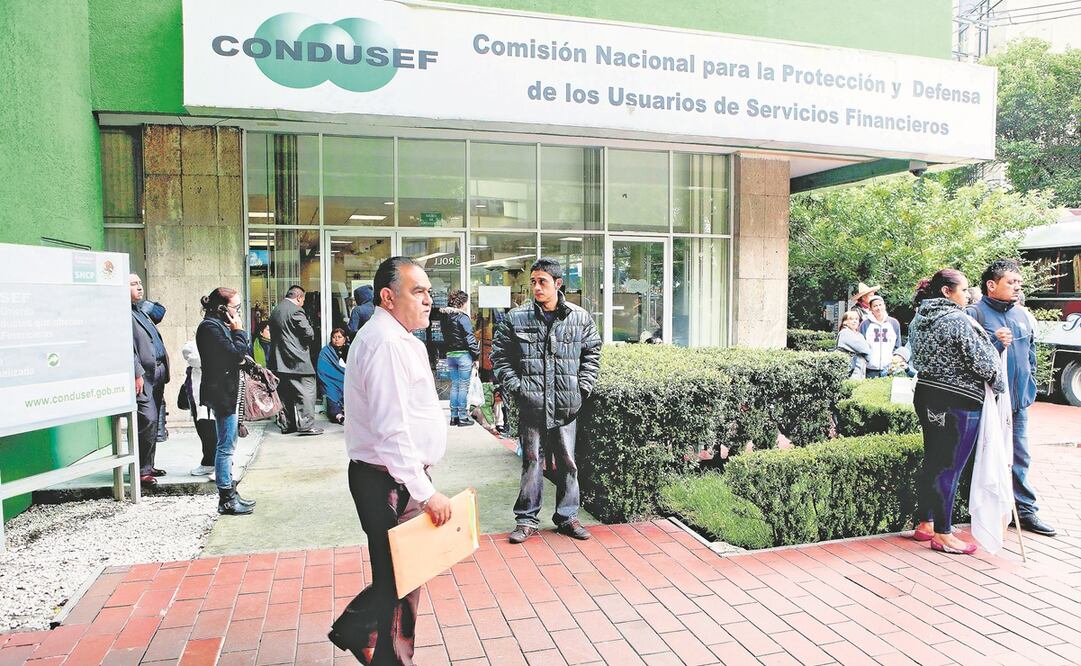 La Condusef pide a su personal para este año reportar el número y modelo de aparatos personales con los que cuentan. Foto: Archivo / EL UNIVERSAL