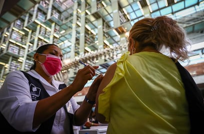 Estudio señala que las personas que enfermaron de Covid-19 también necesitan dos dosis de la vacuna