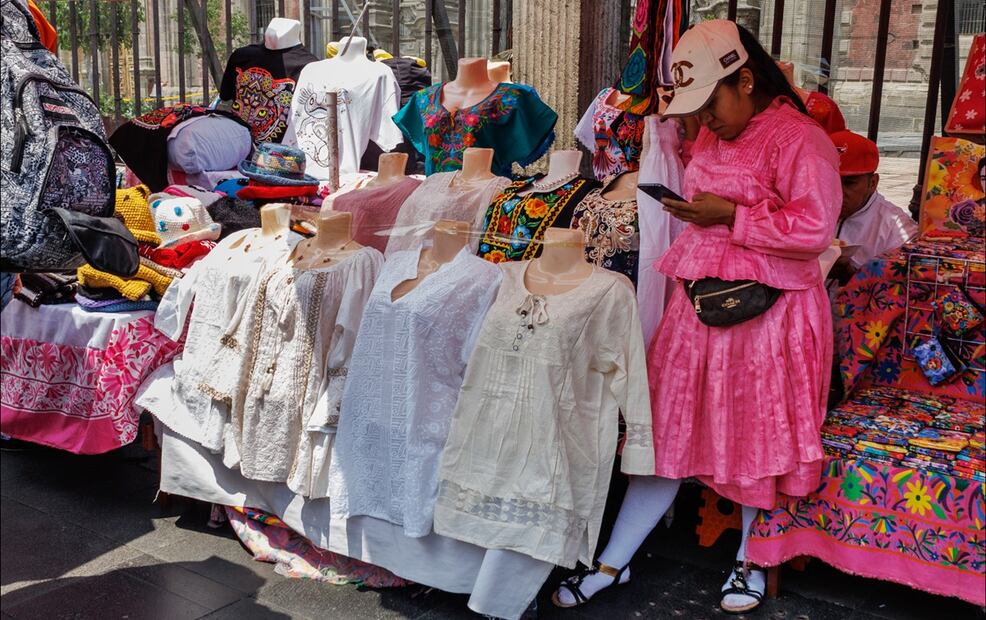 Artesanías producidas en serie se venden en los alrededores del Zócalo; así como en plazas, mercados y la Alameda Central de la Ciudad de México, el 26 de marzo de 2025. Foto: Yaretzy M. Osnaya/EL UNIVERSAL