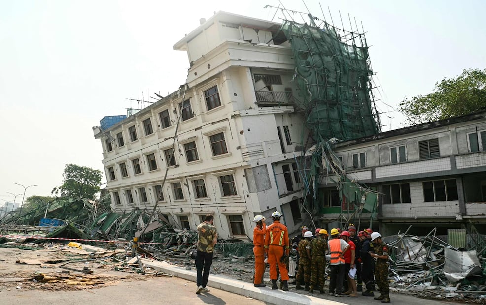 Rescatistas continúan con sus labores de búsqueda de supervivientes tras el terremoto que azotara el centro de Myanmar y Tailandia, el miércoles 2 de abril de 2025. Foto: AFP