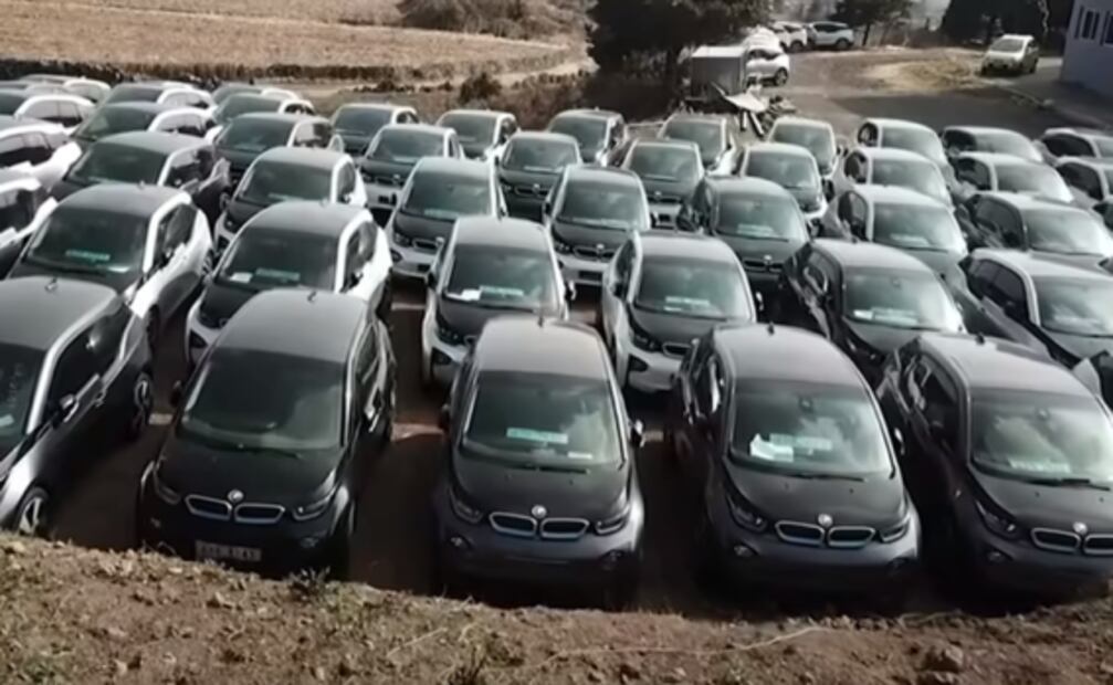La historia de los 70 autos BMW abandonados en una isla