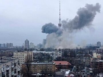 Tras advertir a ucranianos, Rusia ataca con misil la torre de televisión de Kiev