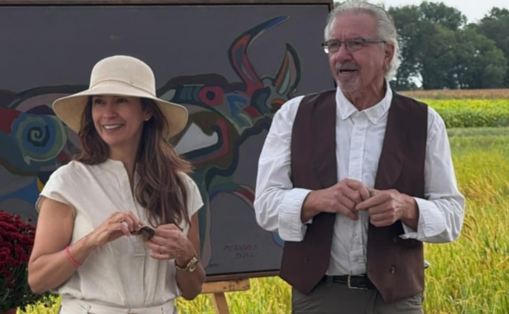 Artista de EU realiza homenaje a la mujer indígena mexicana sobre cultivos (26/09/2025). Foto: Especial