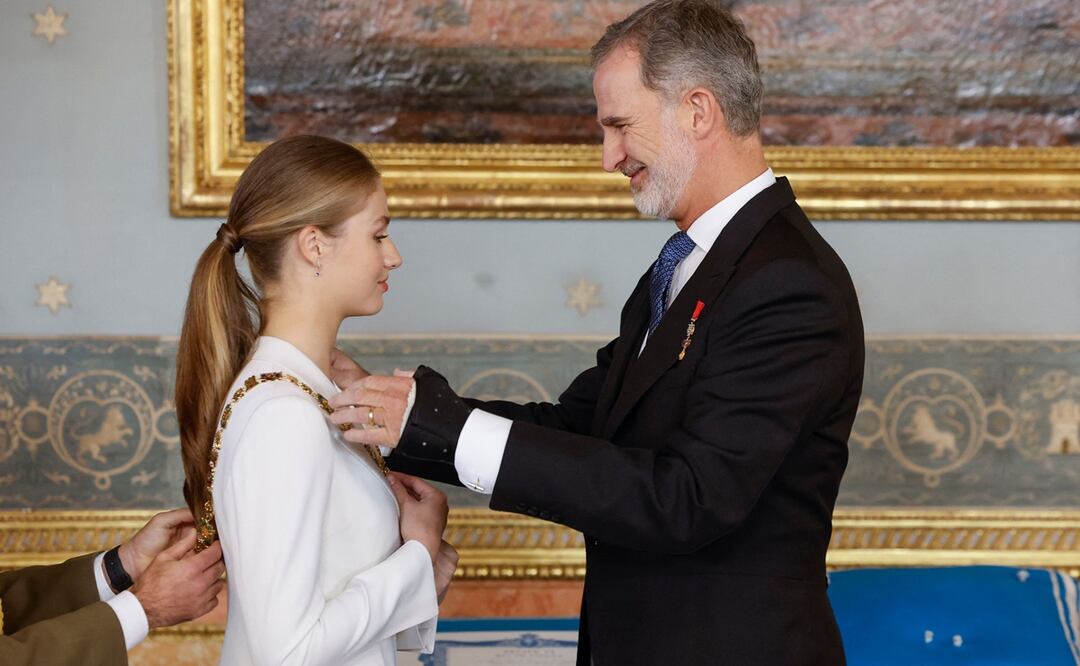 La princesa heredera española de Asturias, Leonor, recibe el collar de la Orden española de Carlos III de manos del rey Felipe VI de España durante una ceremonia, después de jurar lealtad a la constitución en el Congreso. Foto: AFP