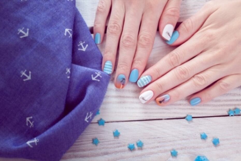 Manicura de inspiración náutica, perfecta para la temporada