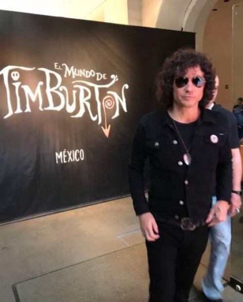 Enrique Bunbury visita expo de Tim Burton en el Franz Mayer