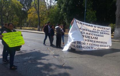 Se manifiestan empleados y maestros por falta de pagos en Michoacán