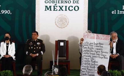 "Dónde están los desaparecidos y los culpables": Increpan a Luis Cresencio Sandoval