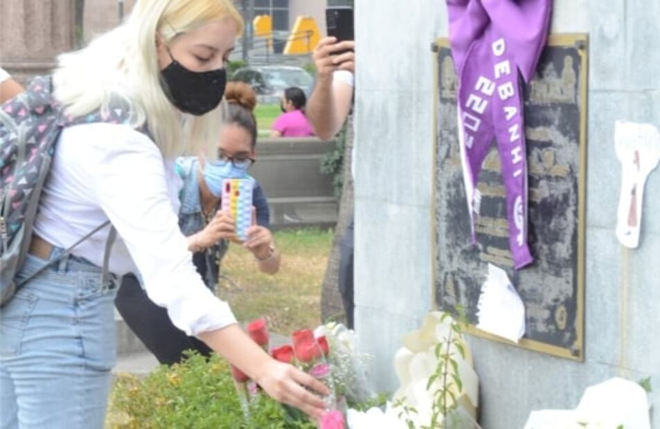 Debanhi no llegó a su primer día de clases presencial, compañeros de facultad le rinden homenaje
