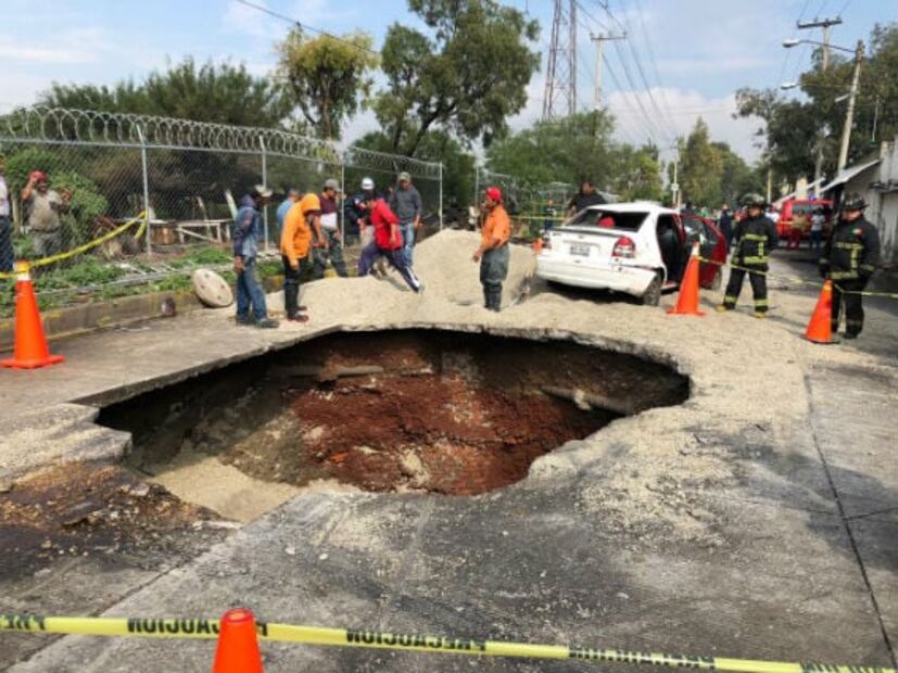 Caen dos vehículos a socavón en Ecatepec; hay dos lesionados 