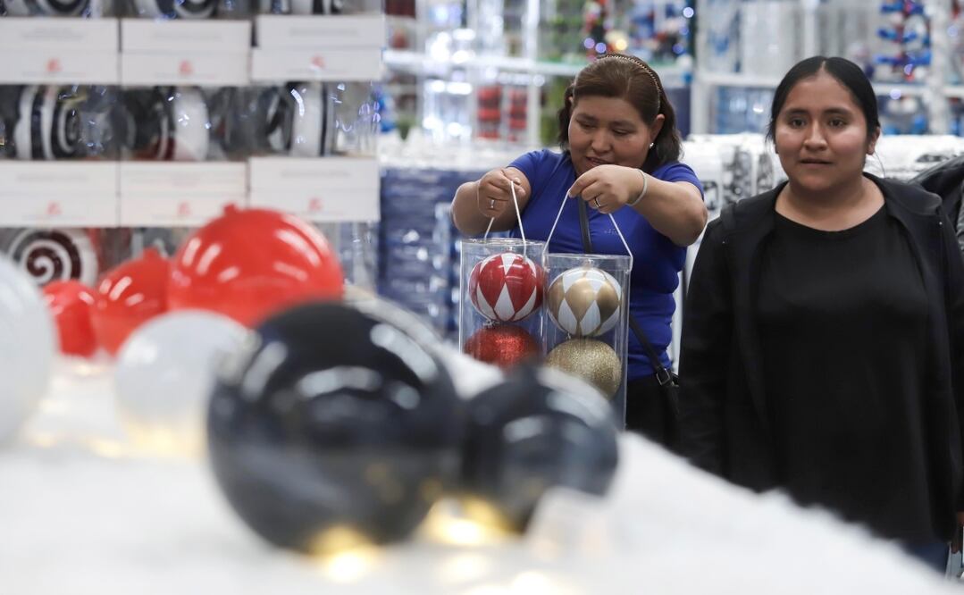 Artesanos mexicanos elaboran esferas de vidrio soplado en el municipio de Chignahupan, en el estado de Puebla. Foto: EFE