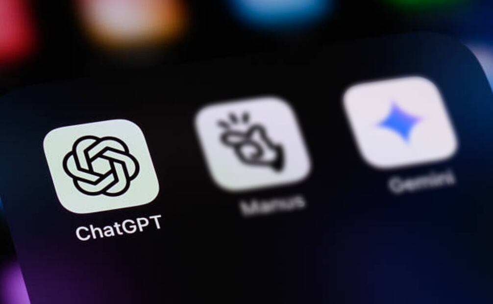 Empresas mexicanas, especialmente en el sector de servicios profesionales, adoptan herramientas de IA como ChatGPT y Gemini para mejorar su adaptabilidad. Foto: Pixabay