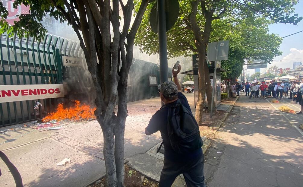 CNTE quema propaganda política ante sede del PRI en protesta por falta de atención del poder ejecutivo. Foto: Juan Carlos Williams