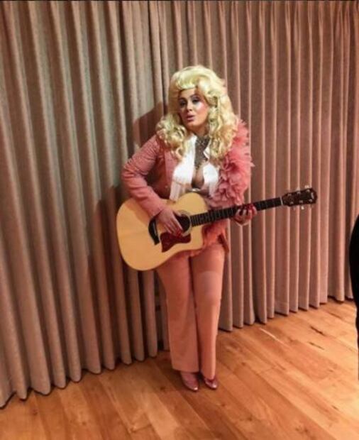 Adele se transforma en Dolly Parton
