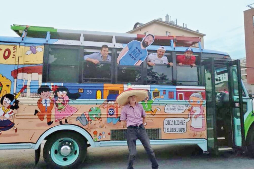 El vehículo La Bendición guarda las características de un camión tradicional de ruta, con estampitas de la Virgen, peluches, el Libro Vaquero y el Chapulín Colorado en la cabina; por fuera lleva el colorido mexicano. (TOMADA DE FACEBOOK)