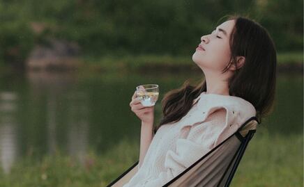 La infusión a base de una hierba natural que tiene una función diurética y protege la microbiota intestinal