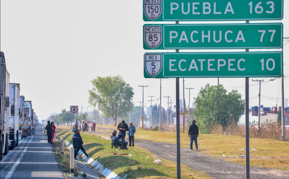 Largas filas de camiones se observan en el Circuito Exterior Mexiquense después de que por la madrugada un tráiler con pollos se volcó a la altura del entronque con la autopista Lechería-Texcoco, el 2 de mayo de 2025. Foto: Axel Sánchez/ EL UNIVERSAL
