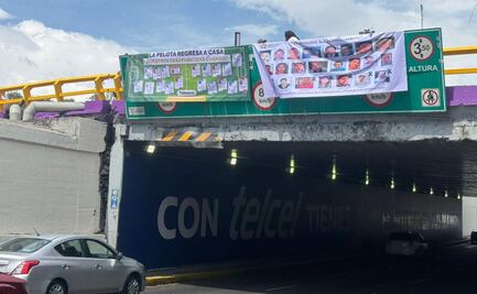 Madres buscadoras colocan fotos de desaparecidos en puentes de Viaducto; reclaman atención a búsquedas