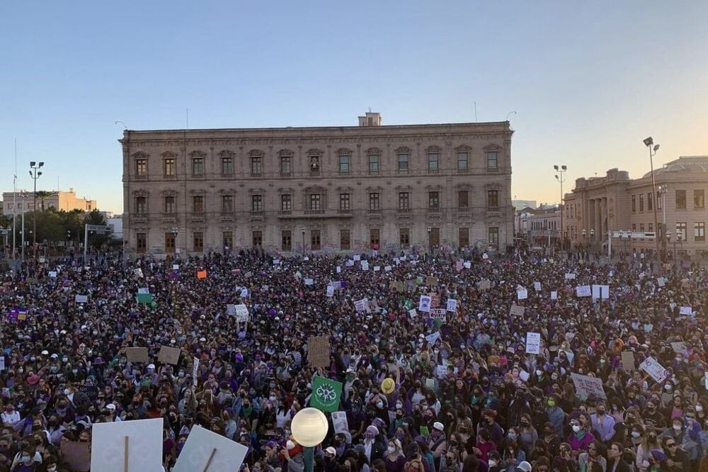 Manifestación en Chihuahua frente a Palacio de Gobierno Foto: Especial
