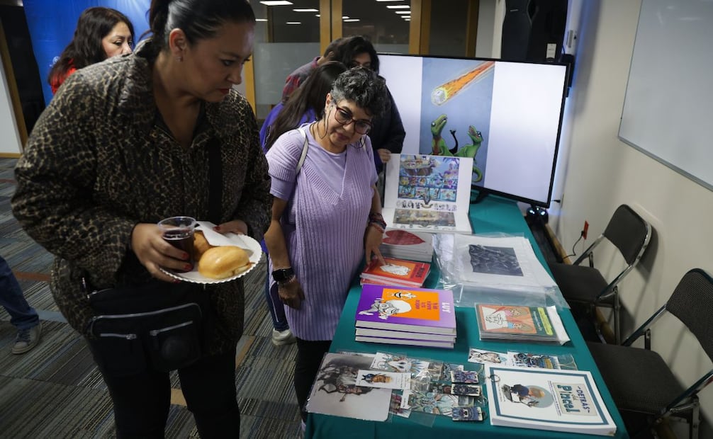 Los asistentes a la charla "Más allá del cartón" pudieron adquirir dibujos y libros de los caricaturistas.  |  Foto: Carlos Odín.