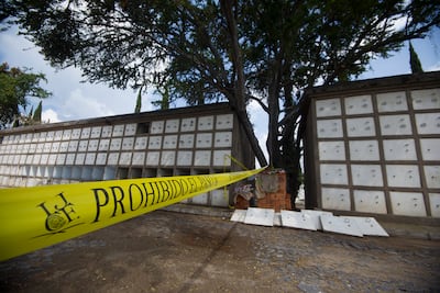 Inhumados, 351 de 444 cuerpos resguardados en servicio forense de Jalisco