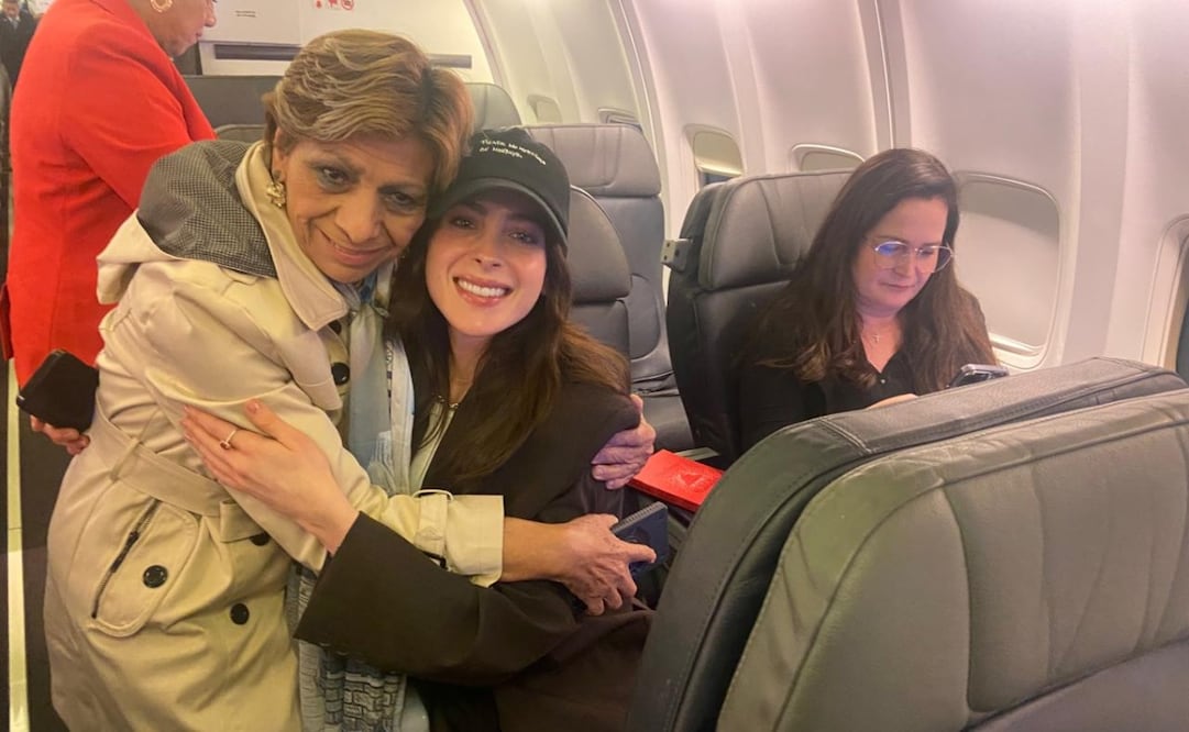 Pasajeros aprovecharon para pedirle una foto a Fátima Bosch. Foto: Cortesía