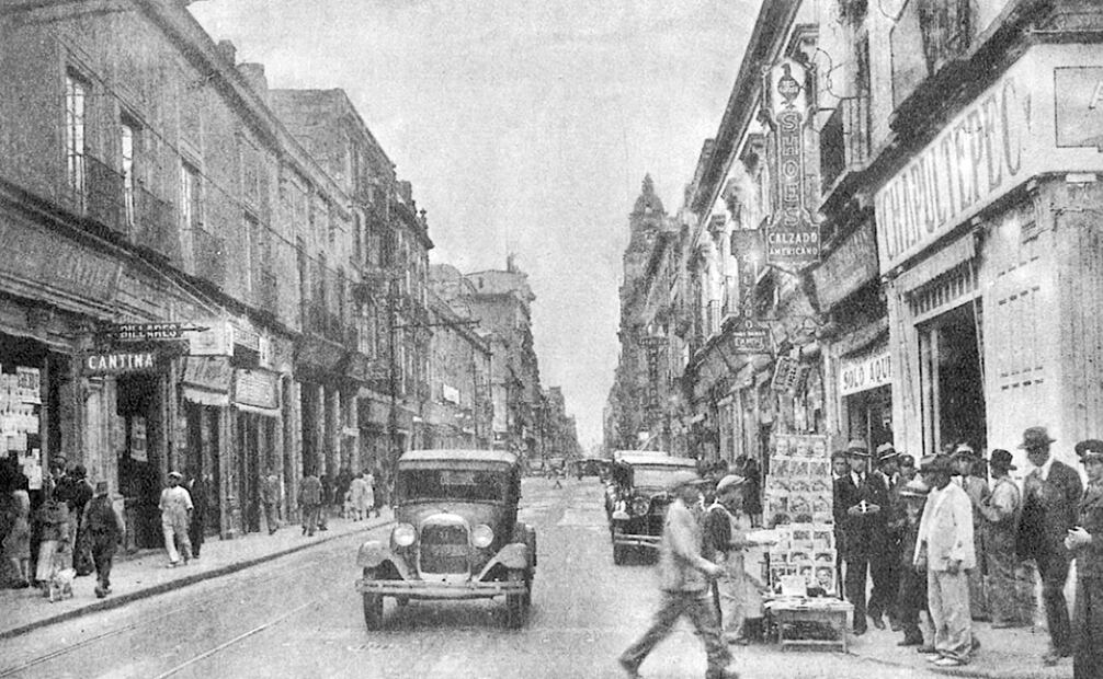 Fotografía de septiembre de 1932, así lucían las calles del centro capitalino, ya se hacían filas de coches estacionados y los comercios ya recibían gran cantidad de clientela. Hemeroteca EL UNIVERSAL.