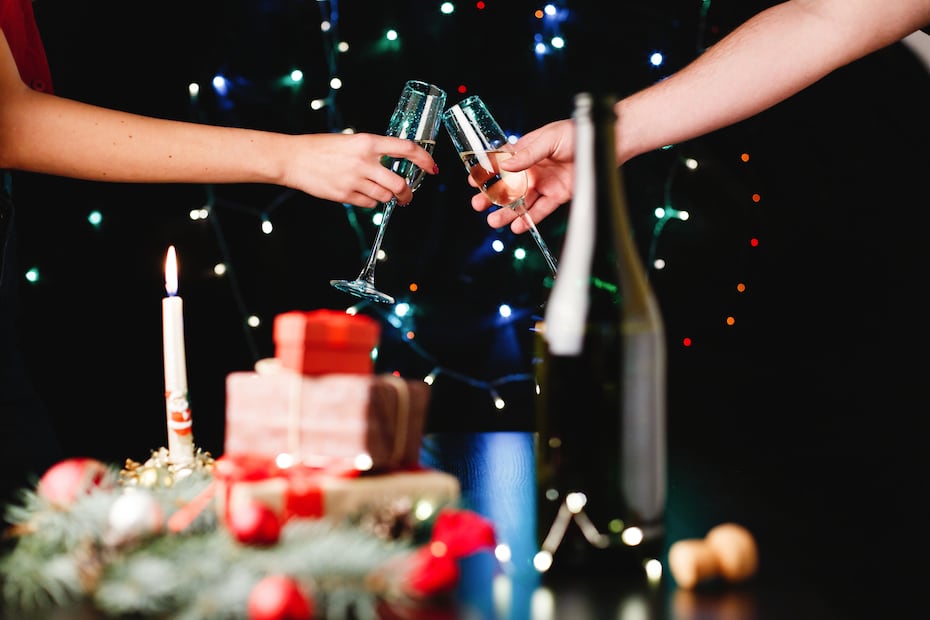 Celebrar fuera de casa permite disfrutar la noche sin preocupaciones y con una experiencia gastronómica completa. Foto: Freepik