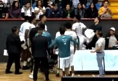 Jugadores de Abejas de León de la LNBP se agarran a puñetazos