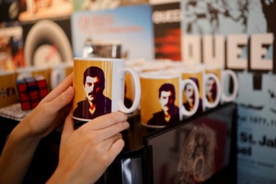 Queen celebra su 50.º aniversario con la inauguración de tienda física