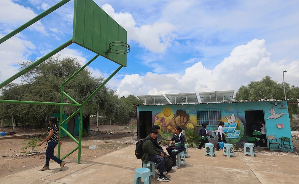Foto: Los sistemas solares instalados por Iberdrola México cuentan con la potencia suficiente para iluminar las aulas móviles y los espacios comunes de la institución.