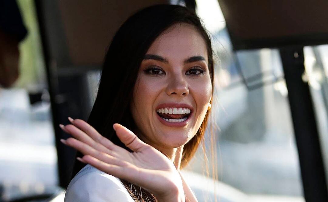 Catriona Gray luce sonriente. AP