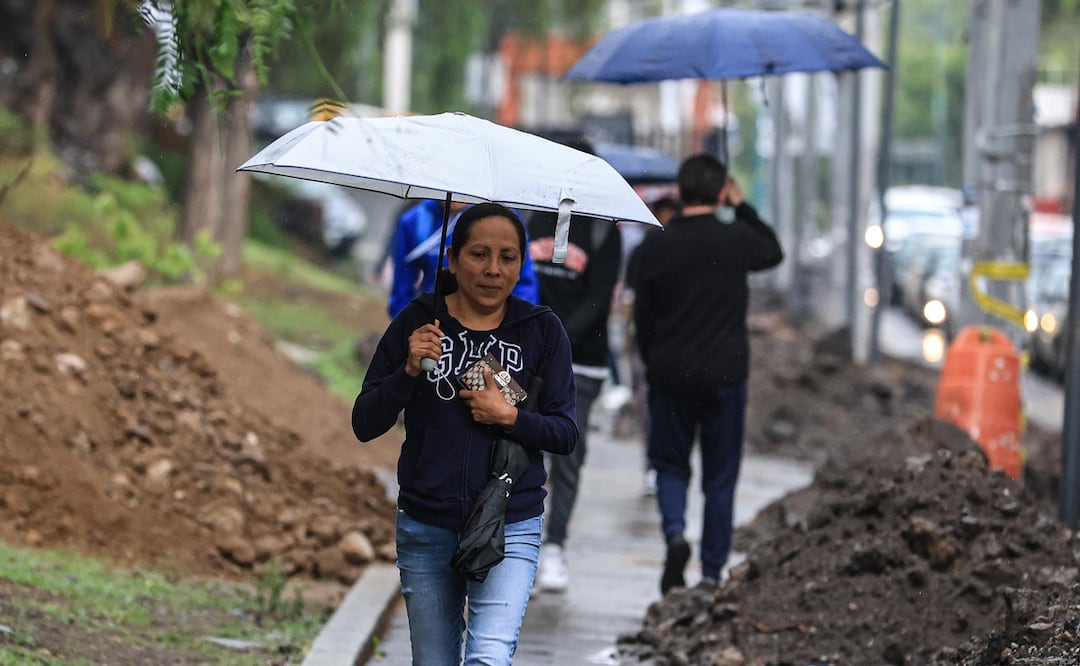 Capitalinos se resguardan de las lluvias en el sur de la ciudad Foto:Gabriel Pano/EL UNIVERSAL