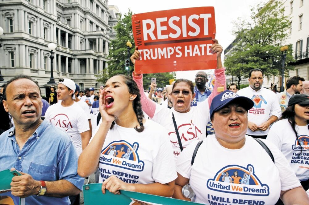 Manifestantes con carteles a favor de los dreamers y contra las políticas de odio, durante la movilización realizada ayer en Washington (JOSHUA ROBERTS. REUTERS)
