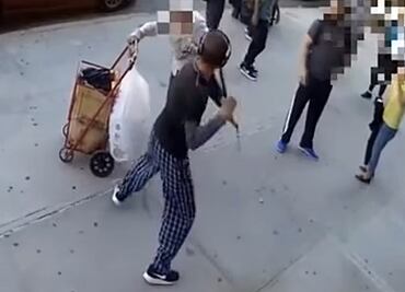 Video. Joven golpea brutalmente a anciano en Manhattan