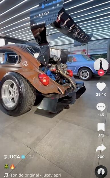 TikTok: tunearon su vocho para ponerle un asoleadero