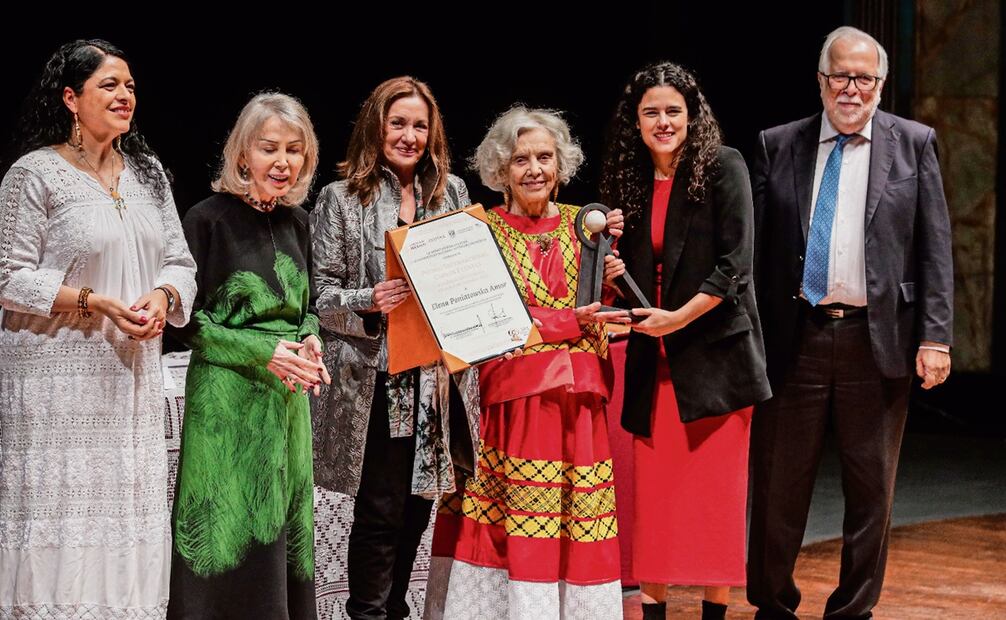 Alejandra Frausto, secretaria de cultura; Silvia Lemus; Rosa Beltrán, coordinadora de difusión Cultural; Elena Poniatowska, escritora; Luisa María Alcalde, secretaria de gobernación y Javier Garciadiego durante la ceremonia del Premio Internacional Carlos Fuentes a la Creación Literaria en el Palacio de Bellas Artes. Fotos: Gabriel Pano/EL UNIVERSAL.