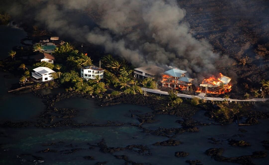 Lava destroys homes in the Kapoho area, east of Pahoa, during ongoing eruptions of the Kilauea Volcano in Hawaii, U.S.- Photo: Terray Sylvester/REUTERS