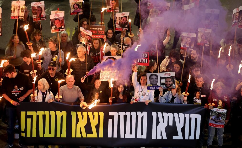 Familiares y amigos de personas asesinadas y secuestradas por Hamas en Gaza reaccionan al anuncio de alto el fuego durante una manifestación en Tel Aviv, Israel. Foto: EFE