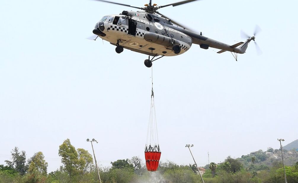 Este viernes al mediodía, se realizó el primer vuelo del helicóptero, en el que se espera abatir el incendio forestal. Foto: especial